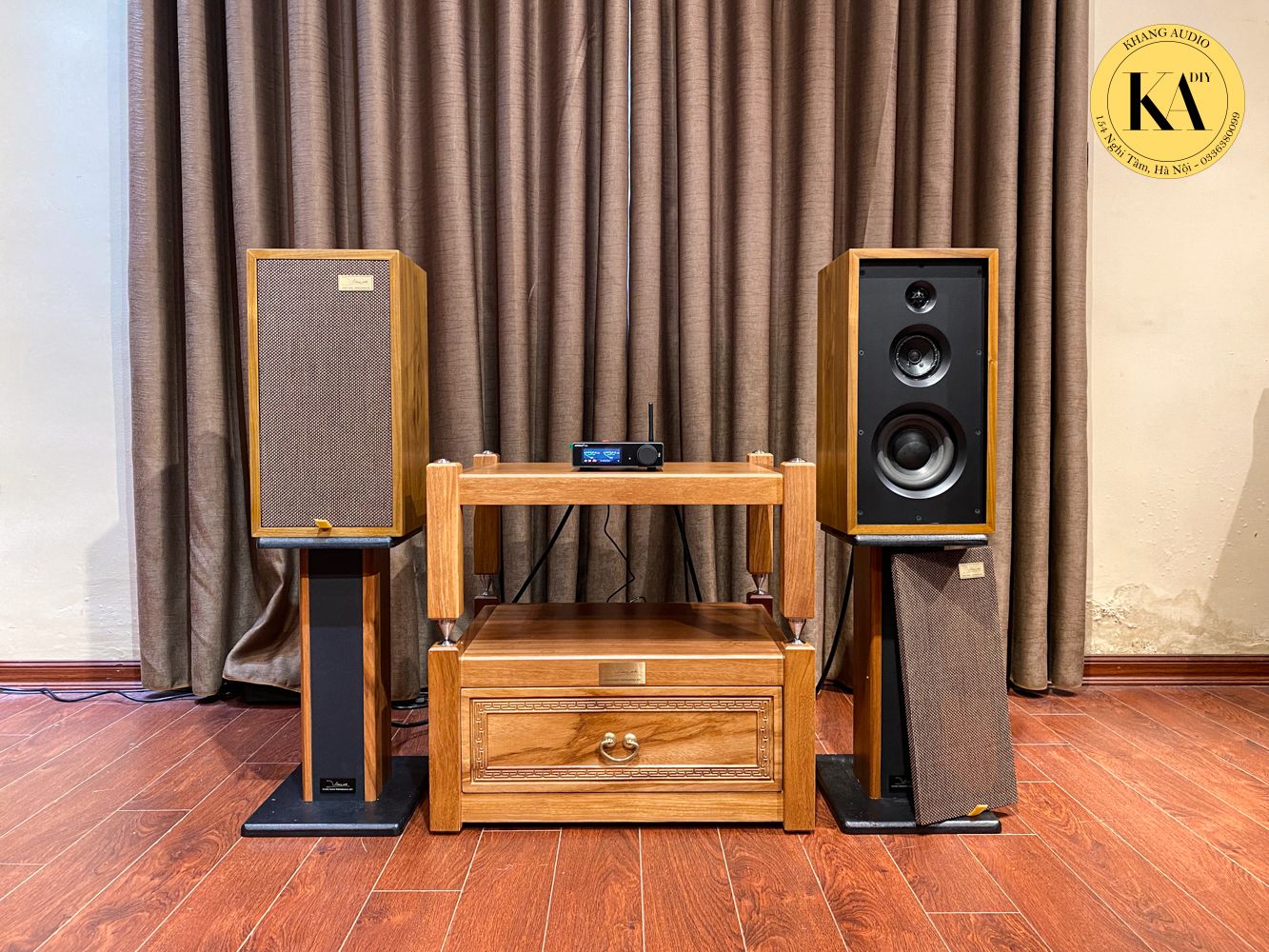 Ảnh thật bộ Chi-Fi BOW14 và AIYIMA A80: hai loa trên chân, amply nhỏ gọn ở giữa