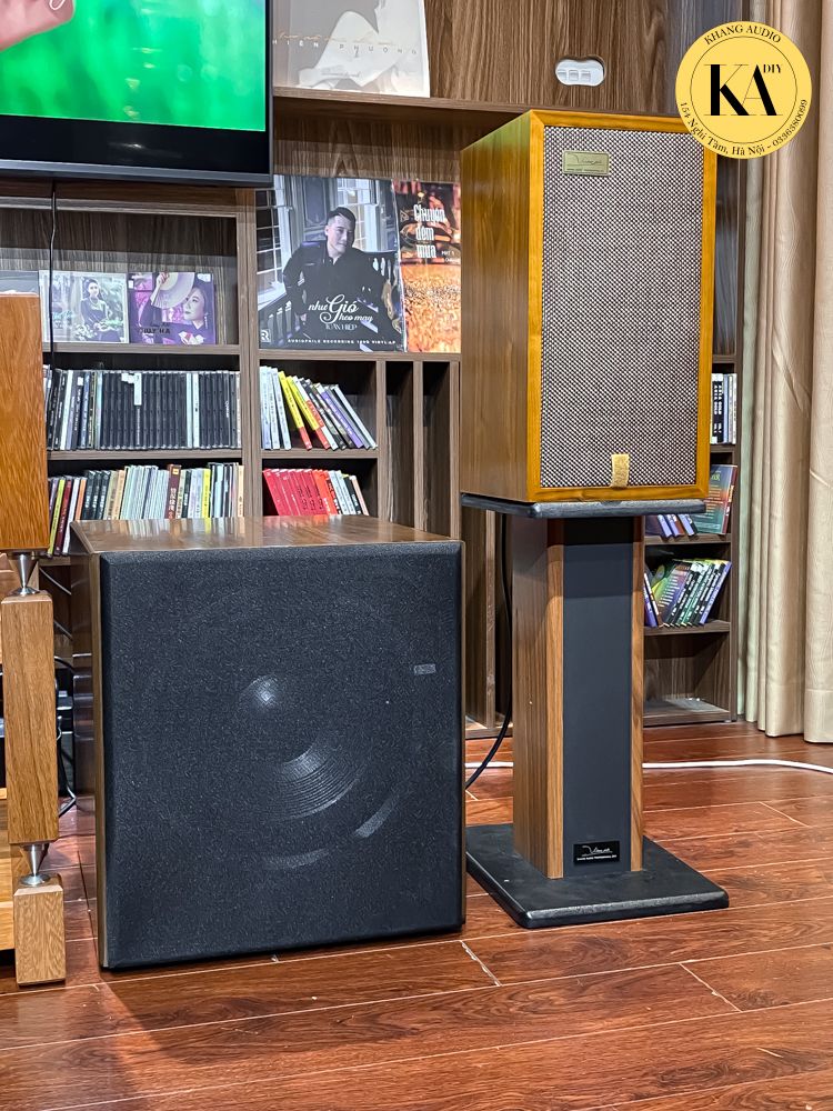 Loa bookshelf Axton vân gỗ óc chó trên chân loa, đặt cạnh loa sub Bass 30 mặt ê-căng vải đen trong phòng nghe Khang Audio