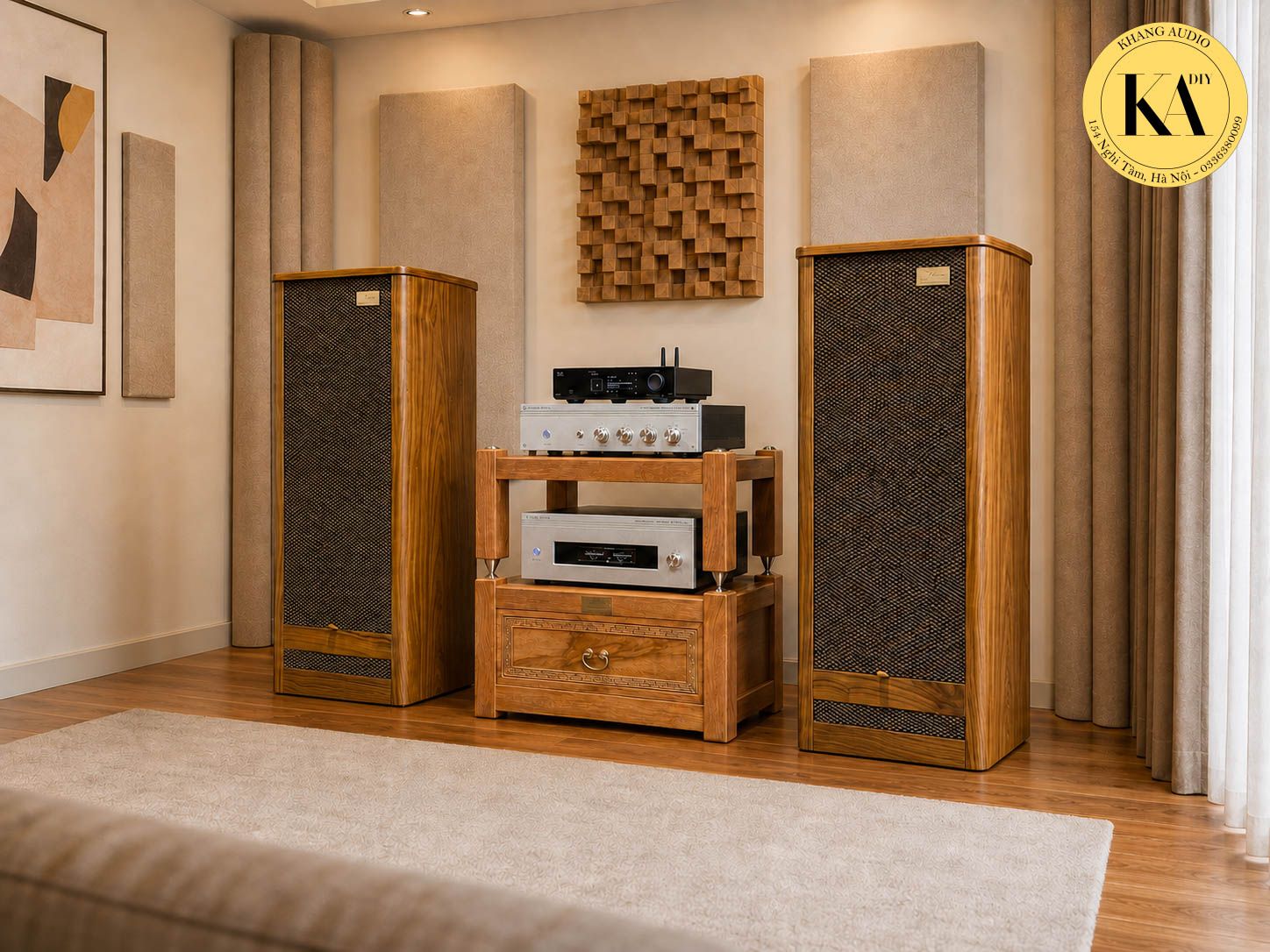 Bộ &acirc;m thanh T90 trong ph&ograve;ng kh&aacute;ch: đ&ocirc;i loa cột Classic F30 hai b&ecirc;n kệ gỗ đặt amply PA01 V+, pre PM02 v&agrave; Shanling SM90