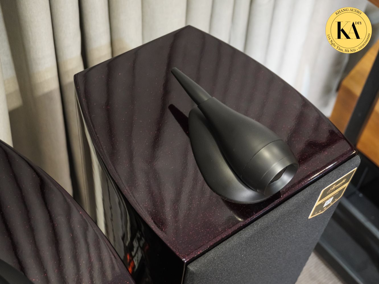 Cụm loa đặt tr&ecirc;n n&oacute;c loa Acoustic A28-G, th&ugrave;ng sơn đen b&oacute;ng nhũ đỏ