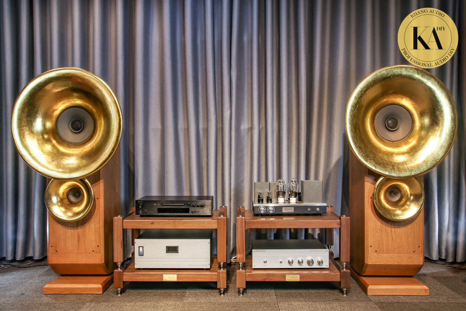 kệ audio gỗ óc chó