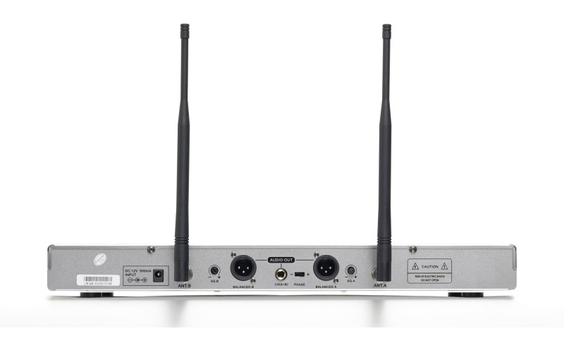 Mặt sau đầu thu LX-M8 với cổng XLR v&agrave; giắc 6,35 mm