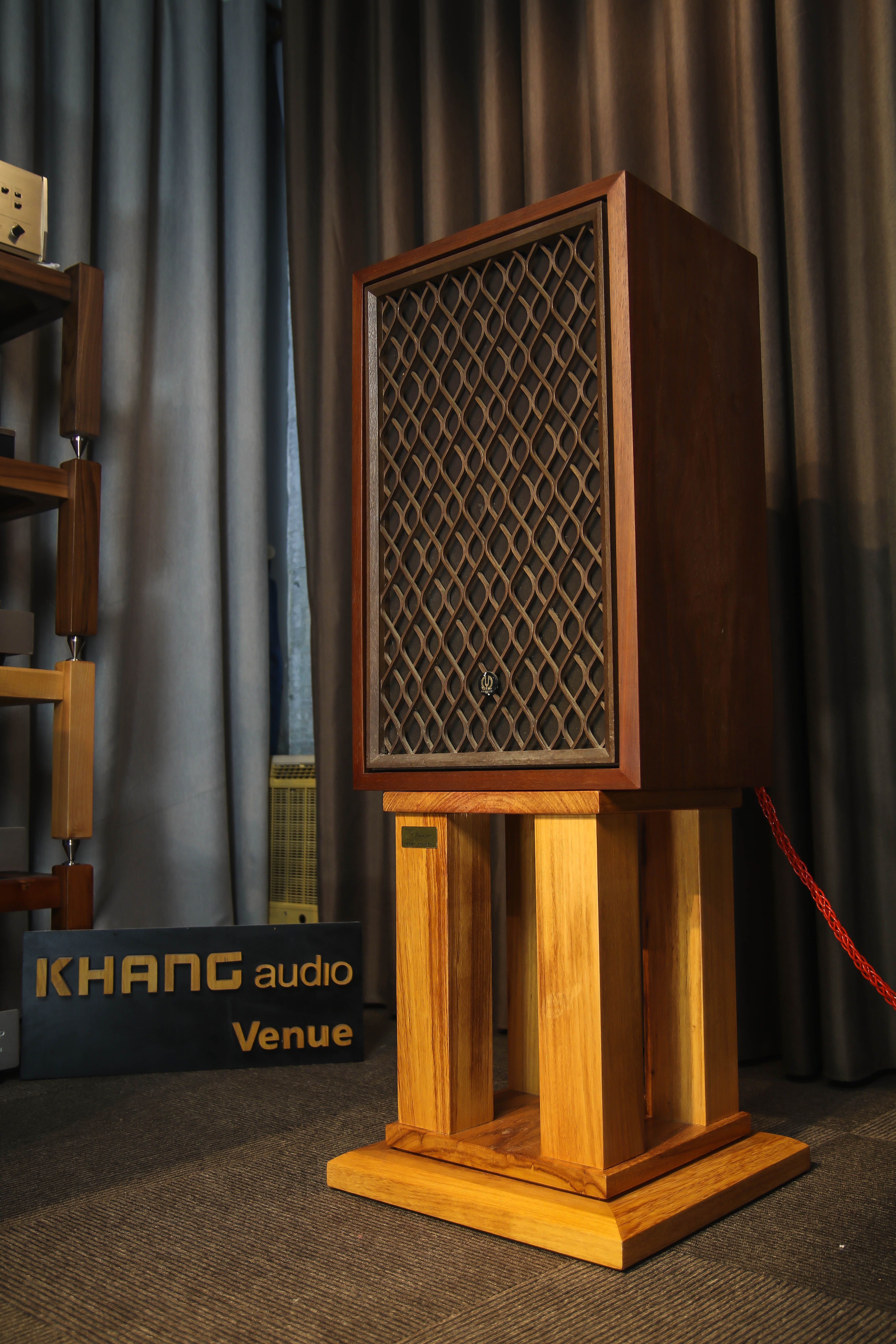 Loa Pioneer CS-801 trên kệ gỗ óc chó kê loa của Khang Audio