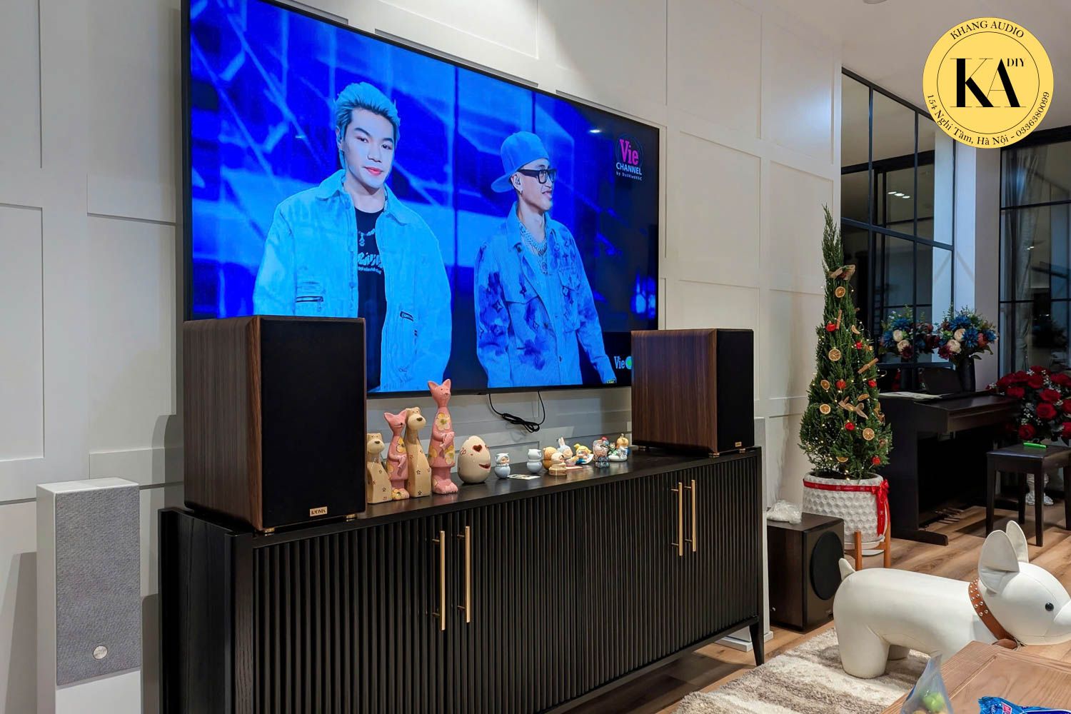 Ảnh thực tế loa KADMA BS36i đặt hai bên TV trên kệ phòng khách