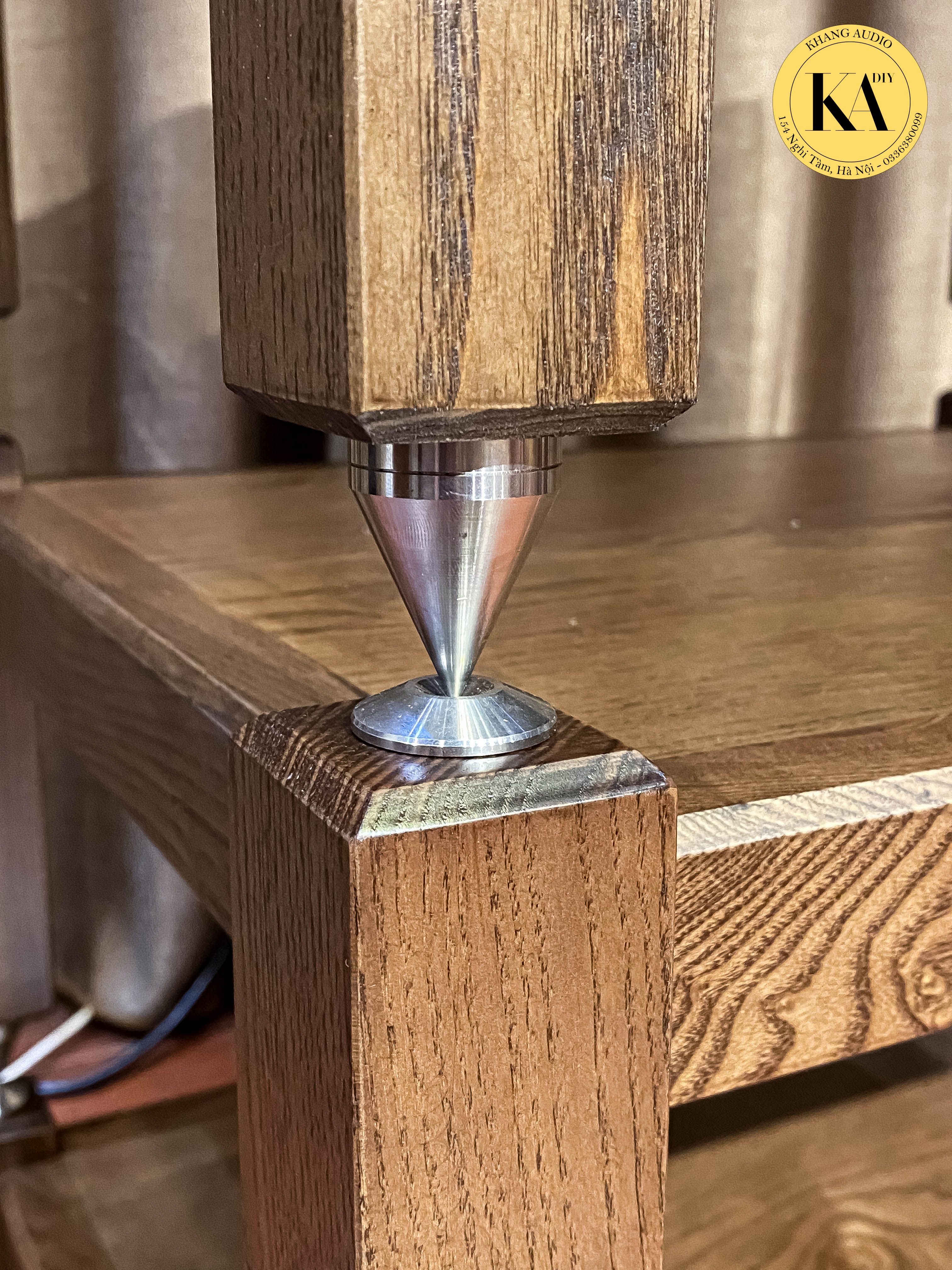 Chân đinh inox nối cột gỗ giữa hai tầng kệ màu óc chó
